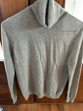 Uniqlo Light Gray Cashmere Turtleneck Sweater Women’s M